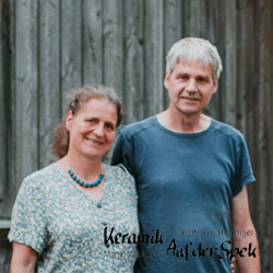 Töpfermeisterin Katharina Heusinger und Martin Waubke:
Wenn der Hausname zur Marke wird: Keramik Auf der Spek
... und hier kommen Sie direkt zu meiner Präsentation. Töpfermeisterin Katharina Heusinger und Martin Waubke:
Wenn der Hausname zur Marke wird: Keramik Auf der Spek
... und hier kommen Sie direkt zu meiner Präsentation.